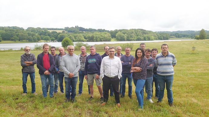 Une partie des nouveaux administrateurs de la SAS Fermes de Figeac, autour de son directeur, Guillaume Dhérissard (en chemise blanche).